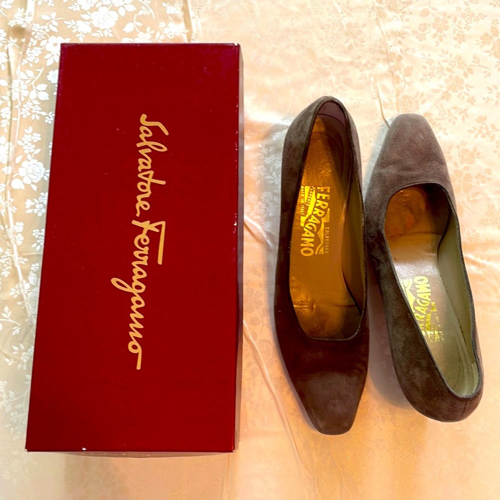 Salvatore FERRAGAMO Brown Suede Low Heel Pumps Size 9AAAA